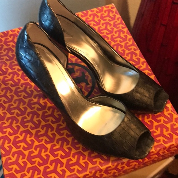 Shoes - Picture 2 of 7